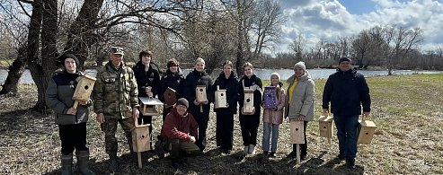 В заказнике «Центральный» разместили сделанные школьниками скворечники