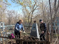 Прошел массовый  субботник на кладбище
