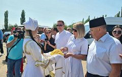 На саратовском Сабантуе  перетягивали канат и угощали национальными блюдами 