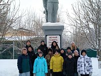 Эстафета памяти: школьники завершили каникулы добрым делом у памятника