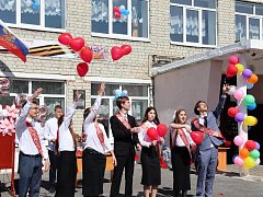 Последний звонок прозвенел для выпускников 11-х и 9-х классов во всех школах Воскресенского района.