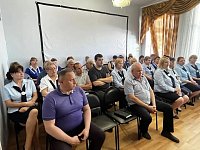В с. Воскресенское депутат облдумы Антонина Алексеевна Галяшкина встретилась с коллективом и представителями родительского комитета школы, а также работниками  центра социального обслуживания населения