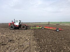 На этой недели аграрии активно приступили к покровному боронованию. 