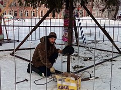 Красочное оформление площади –  дело рук умельцев