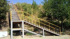 Обустроены парковочная площадка и лестница