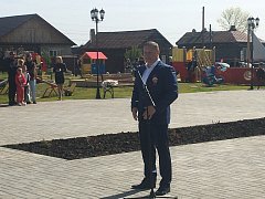 Вся страна широко празднует великую Победу.