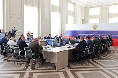 Роман Бусаргин принял участие в Совете округа под председательством Игоря Комарова