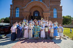 Митрополит Игнатий наградил многодетных жен священнослужителей