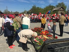 Вся страна широко празднует великую Победу.