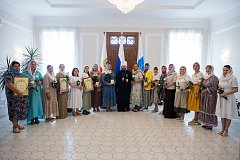 Митрополит Игнатий наградил многодетных жен священнослужителей