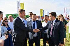 На Дне поля в Саратове представили беспилотные тракторы и дроны 