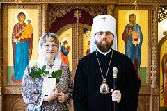 Митрополит Игнатий наградил многодетных жен священнослужителей