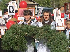 Вся страна широко празднует великую Победу.
