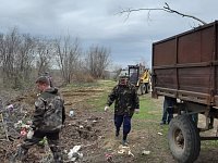 Положено начало уборки территории кладбища.