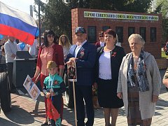 Вся страна широко празднует великую Победу.
