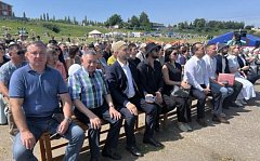 На саратовском Сабантуе  перетягивали канат и угощали национальными блюдами 