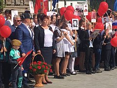 Вся страна широко празднует великую Победу.