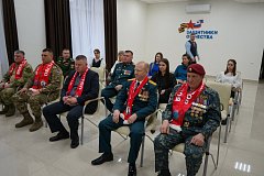Замминистра обороны России Виктор Горемыкин провел личный прием военнослужащих и членов семей в Саратове и наградил отличившихся при выполнении боевых задач в зоне СВО
